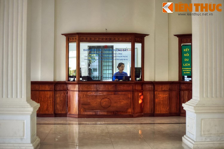 Từ ga Long Biên, du khách có thể mua vé để theo các đoàn tàu băng qua cầu Long Biên đến với nhiều tỉnh thành ở khu vực phía Bắc.