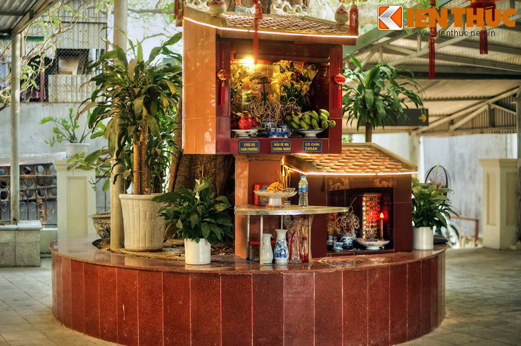 Dưới gốc cây có một miếu thờ lúc nào cũng nghi ngút khói hương. Các thần được thờ ở đây thuộc về đạo Mẫu.