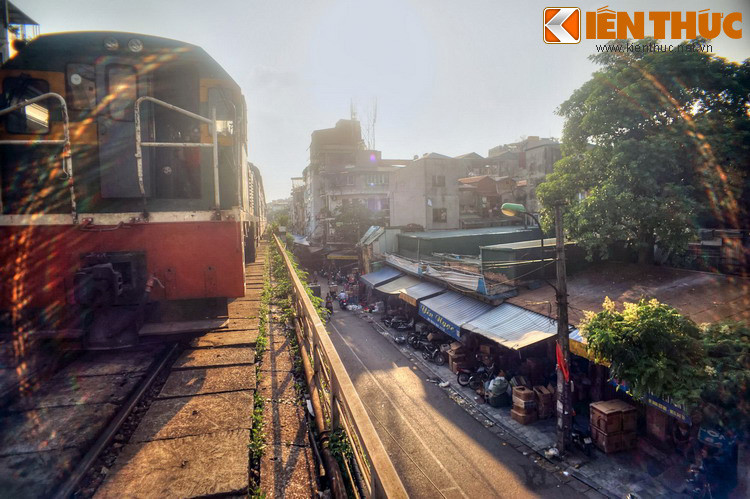 Trên thực tế, ga Long Biên không phải một nhà ga đúng nghĩa mà chỉ là trạm dừng tàu hỏa để đón, trả khách tại khu vực phố cổ Hà Nội.