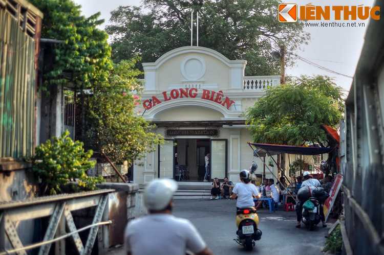 Từ cổng chính của ga, chỉ bước ít bước là đã đặt chân lên cây cầu biểu tượng của thủ đô.