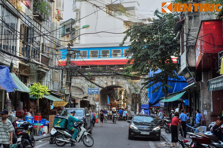 Điều này dẫn đến một cảnh tượng kỳ khôi ở khu phố cổ, đó là khi đoàn tàu dừng ở sân ga, những người đi đường ở tuyến phố cạnh ga có thể nhìn thấy các toa tàu "lơ lửng" ngay trên đầu mình.