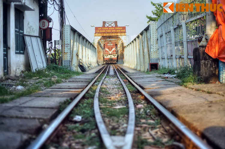 Đứng từ sân ga, có thể nhìn thấy những đoàn tàu rầm rập ra vào ga qua những nhịp cầu nhuốm màu thời gian.