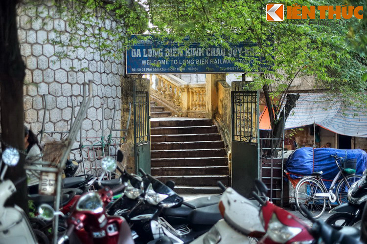 Ngoài ra, nhà ga còn hai cửa phụ nằm ở vị trí khá khuất nẻo mà nếu không để ý sẽ khó nhận ra. Đầu tiên là cửa nằm ở vỉa hè đường Trần Nhật Duật. Cửa khá nhỏ và thường bị che bởi một đống xe máy dựng trên vỉa hè.