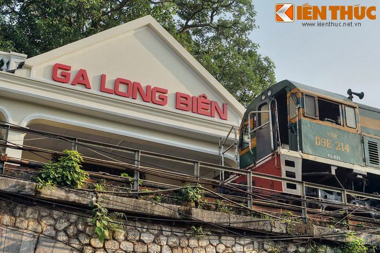 Nằm ở đầu phía Tây của cầu Long Biên, ga Long Biên là một ga tàu hỏa có lịch sử lâu đời, đồng thời là nhà ga mang những đặc điểm "độc nhất vô nhị" của ngành đường sắt Việt Nam.