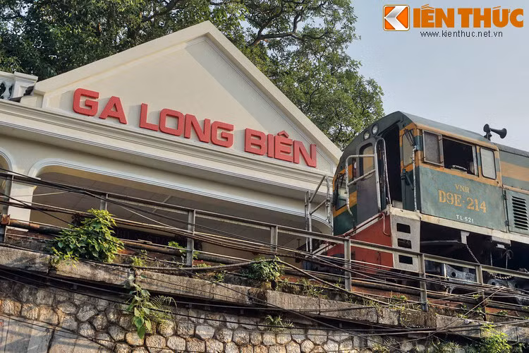 Nằm ở đầu phía Tây của cầu Long Biên, ga Long Biên là một ga tàu hỏa có lịch sử lâu đời, đồng thời là nhà ga mang những đặc điểm "độc nhất vô nhị" của ngành đường sắt Việt Nam.