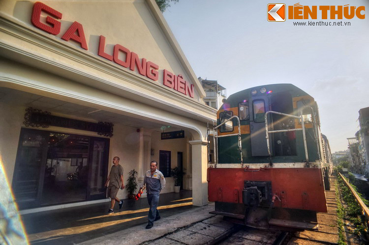 Hoạt động từ năm 1902, ga Long Biên còn có tên gọi là ga Đầu Cầu do chỉ nằm cách cầu Long Biên vài mét. Cùng với ga Hà Nội/Hàng Cỏ, đây là một trong hai nhà ga nằm trong khu nội đô cũ của Hà Nội.