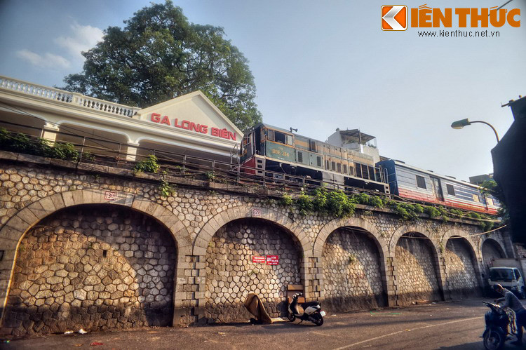 Do “dính” vào cầu Long Biên mà toàn bộ khu nhà chính của ga được đặt trên các vòm đá hộc của cầu dẫn tàu hỏa chạy dọc phố Gầm Cầu chứ không nằm trên mặt đất như các ga khác.