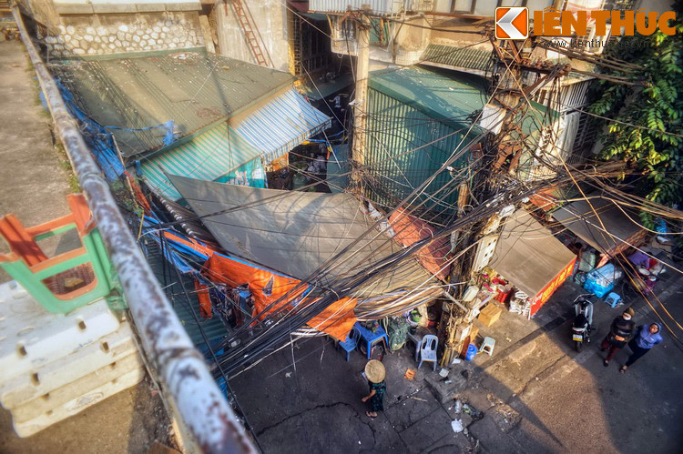 Và ngược lại, từ sân ga có thể quan sát khu phố cổ qua góc nhìn từ trên cao với nhiều điều thú vị.