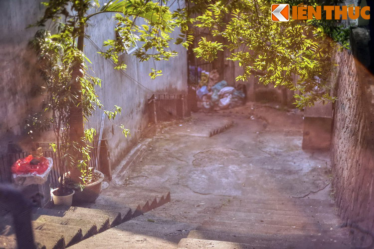 Cũng như cửa Trần Nhật Duật, từ cửa Nguyễn Thiệp có hàng chục bậc thang dẫn lên nhà ga. Điều khác biệt là các bậc thang ở đây làm bằng xi măng, thoải hơn và ở giữa có lối để dắt xe hai bánh.