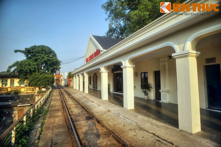 Ga này chỉ có một đường ray chính, không có các làn đường ray phụ và bờ ke cho khách lên xuống tàu như các ga tàu hỏa "xịn".