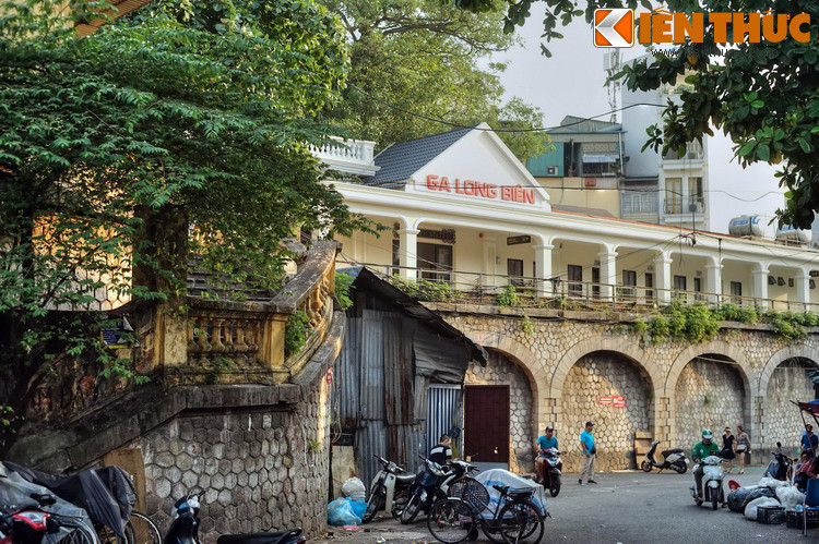 Do có mối liên hệ rất mật thiết với cầu Long Biên, ga Long Biên có thể được ví như là một bộ phận đặc biệt của cây cầu lịch sử này.