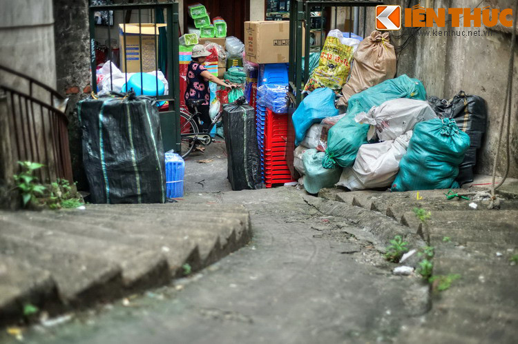 Cửa phụ thứ hai nằm ở một ngõ nhỏ men theo chân cầu dẫn thông ra phố Nguyễn Thiệp. Cửa này dành cho những ai muốn qua lại giữa ga Long Biên và vực chợ Đồng Xuân.