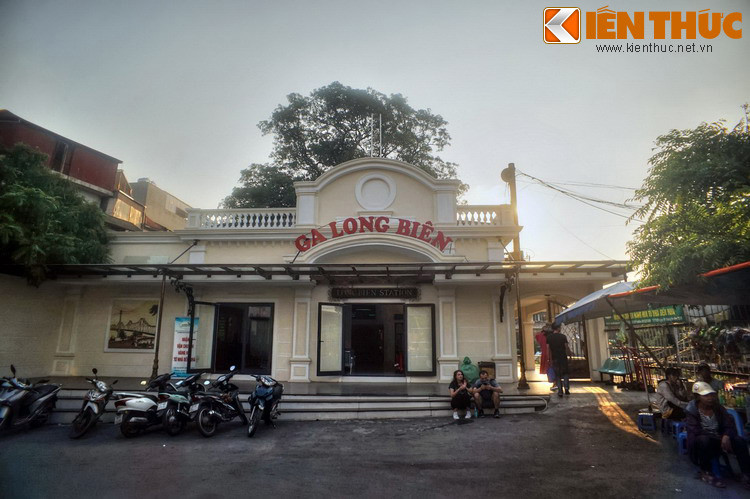 Do địa hình đặc thù nên cửa ra vào ga Long Biên cũng rất độc đáo. Cửa chính được gắn biển Ga Long Biên quay ra đường dẫn xuống cầu theo hướng thuận từ phía Gia Lâm vào Hà Nội. Đây là cửa dành cho hành khách có hành lý cồng kềnh.