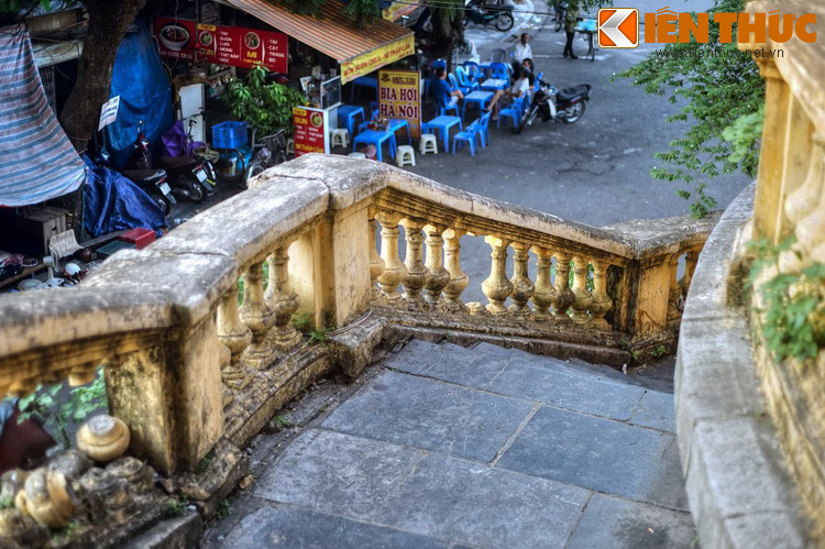 Từ cửa Trần Nhật Duật có một cầu thang với 23 bậc ghép bằng đá chẻ rất đẹp dẫn lên ga. Do phải leo thang nên thông thường chỉ hành khách có hành lý gọn nhẹ mới đi cửa này.