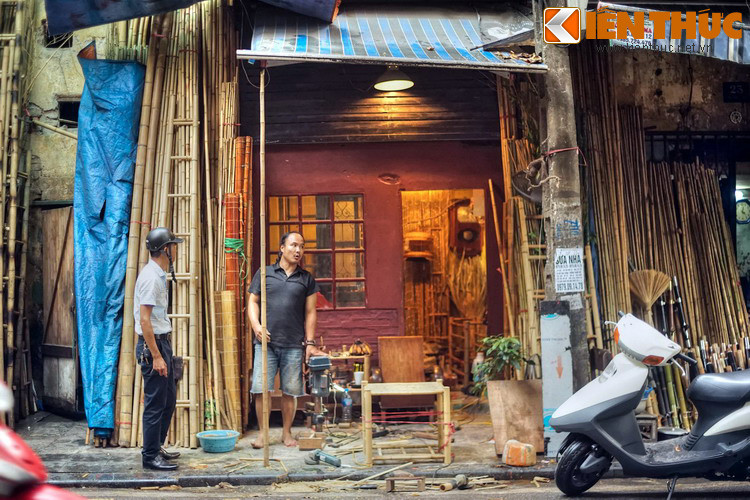 ...Và các đồ nội thất như bàn ghế, được gia công tại chỗ.