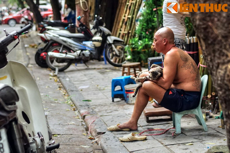 Đến thời Pháp thuộc, người Pháp gọi phố Hàng Vải là “rue des Etoffes” – dịch trực tiếp từ tên gọi “Hàng Vải”. Năm 1945 phố lấy lại tên tiếng Việt là phố Hàng Vải.
