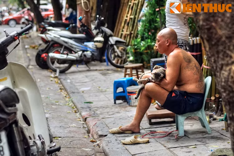 Đến thời Pháp thuộc, người Pháp gọi phố Hàng Vải là “rue des Etoffes” – dịch trực tiếp từ tên gọi “Hàng Vải”. Năm 1945 phố lấy lại tên tiếng Việt là phố Hàng Vải.