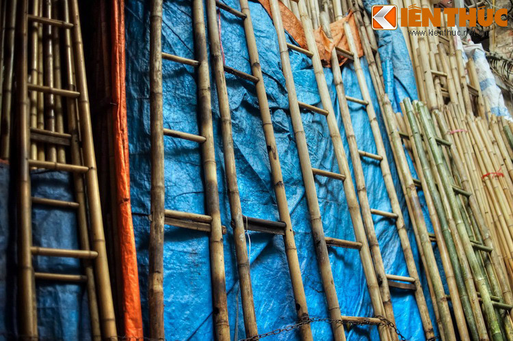 ...Đến vật dụng sinh hoạt hàng ngày như thang tre...