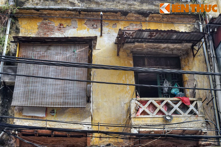 Phố Hàng Đàn xưa nằm ở đoạn giữa phố Hàng Quạt ngày nay, là nơi có nhiều nhà làm và bán đàn dân tộc như đàn nguyệt, đàn tranh, đàn bầu… Từ đầu thế kỷ 20 phố chuyển sang làm đồ gỗ chạm như long đình, kiệu bát cống… sau nữa lại chuyển sang đồ gỗ thường như bàn ghế, tủ chạn…