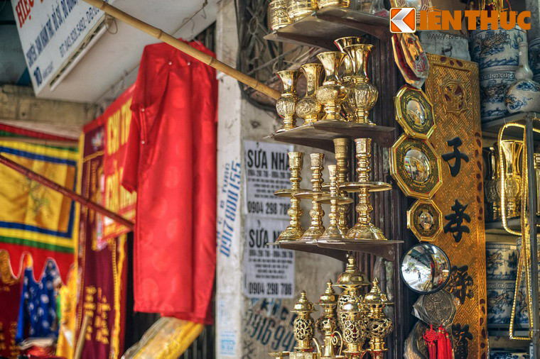 ... Chân nến, lọ hoa, câu đối, gương bát quái...