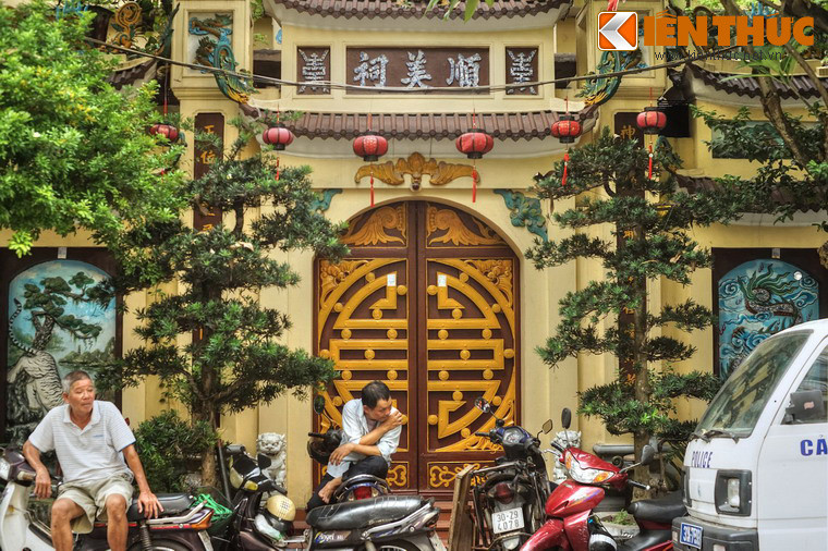 Trên phố Mã Vĩ có Đền Thuận Mỹ hay Thuận Mỹ Linh Từ (nay ở số 64 Hàng Quạt), là một ngôi đền của đạo Mẫu, thường hay tổ chức các buổi hát chầu văn. Đền có tên khác là đền Dâu vì xưa kia nằm trên một bãi trồng dâu.