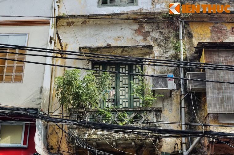 Thời xưa, phố Hàng Quạt gồm ba phố cũ rất ngắn gộp lại là phố Hàng Quạt (cũ) phố Hàng Đàn và phố Mã Vĩ, với ranh giới không thực sự rõ ràng. Trong đó phần mang tên gọi Hàng Quạt là đoạn phía Đông phố Hàng Quạt ngày nay (đầu Lương Văn Can).