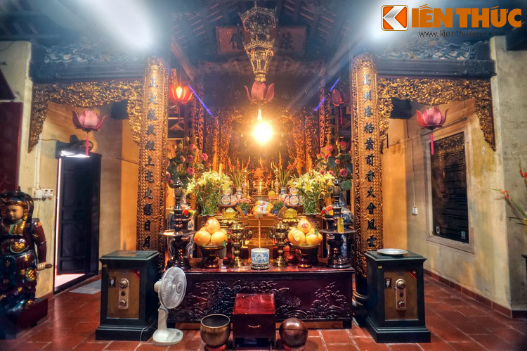 Về tổng quan, mặt bằng của chùa Cầu Đông có bố cục hình chữ "công" gồm 5 gian tiền đường và 3 gian ống muống nối liền với 3 gian nhà phía trong để hình thành nhà Tam bảo. Bên trái khuôn viên chùa có đình Đức Môn.