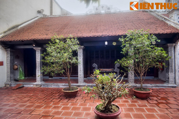 Thuở sơ khai, chùa có tên là Đông Môn Tự. Do chùa nằm gần cầu Đông – một cây cầu đá cổ gần phố Hàng Đường xưa – nên người dân quen gọi là chùa Cầu Đông. Trải qua thăng trầm của lịch sử, chùa từng có một giai đoạn bị xuống cấp nặng nề, nhưng những năm gần đây đã được tu sửa để trả lại vẻ khang trang.