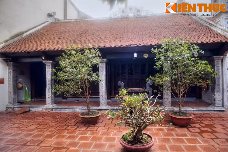 Thuở sơ khai, chùa có tên là Đông Môn Tự. Do chùa nằm gần cầu Đông – một cây cầu đá cổ gần phố Hàng Đường xưa – nên người dân quen gọi là chùa Cầu Đông. Trải qua thăng trầm của lịch sử, chùa từng có một giai đoạn bị xuống cấp nặng nề, nhưng những năm gần đây đã được tu sửa để trả lại vẻ khang trang.