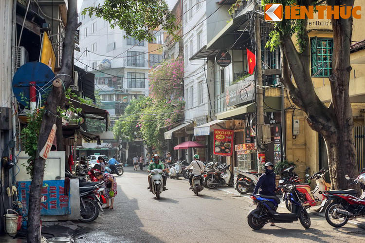 Nơi phố tọa lạc vốn là cửa sông Tô Lịch cũ, chỗ sông Hồng tiếp nước cho sông Tô. Vì vậy có tên là giáp Giang Nguyên (nguồn sông) thuộc thôn Hương Nghĩa, tổng Tả Túc (sau đổi là tổng Phúc Lâm), huyện Thọ Xương cũ. Từ thuở xa xưa, vùng cửa sông này đã là nơi tụ họp của những hàng bán gạo.