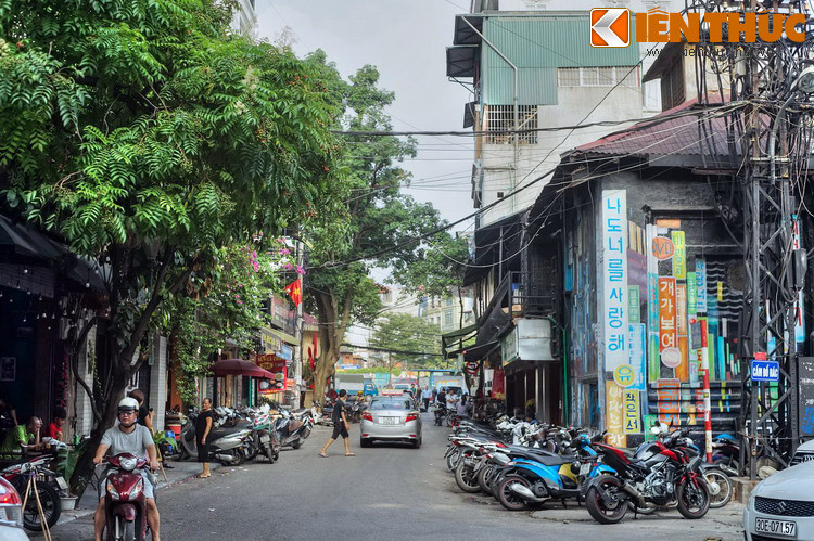 Đến cuối thế kỷ 19 do cát sông Hồng bồi đắp nên cửa sông Tô Lịch bị lấp cạn. Người Pháp cho lấp sông để mở phố. Đoạn đầu khúc sông lấp trở thành một bãi đất trống rộng hình chữ nhật, nơi tập trung các mặt hàng ngũ cốc được chuyển đến bến sông Hồng. Chính quyền thuộc địa gọi bãi đất này là Place du Commerce - Quảng trường Thương mại.