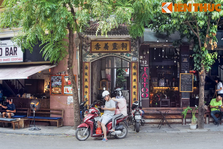 Một dấu tích gợi nhớ về quá khứ của phố Chợ Gạo là đình Hương Nghĩa ở góc Chợ Gạo – Đào Duy Từ, là ngôi đình của thôn Hương Nghĩa xưa. Trong đình thờ Cao Tứ (em Cao Lỗ, tướng của An Dương Vương Thục Phán), sau này xây thêm điện thờ các Mẫu.