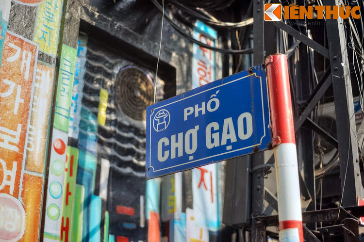 Người Pháp dịch trực tiếp tên phố Chợ Gạo thành tên tiếng Pháp là “Marché de la rue du Riz”. Tên phố Chợ Gạo được chính thức hóa từ năm 1945.
