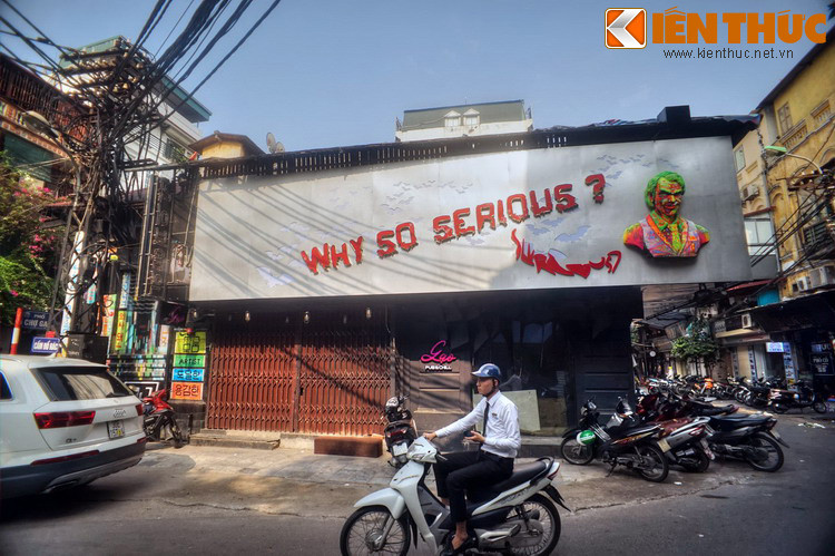 Trong nhiều thập niên, khu phố Chợ Gạo là trung tâm lúa gạo sầm uất bậc nhất Hà Nội. Ngoài hàng chục hộ kinh doanh lúa gạo, nơi đây còn có rất nhiều người hành nghề nhiều phu khuân vác gạo từ chợ đến các cửa hiệu ở phổ cổ và những người làm nghề hàng xáo (xay xát gạo).