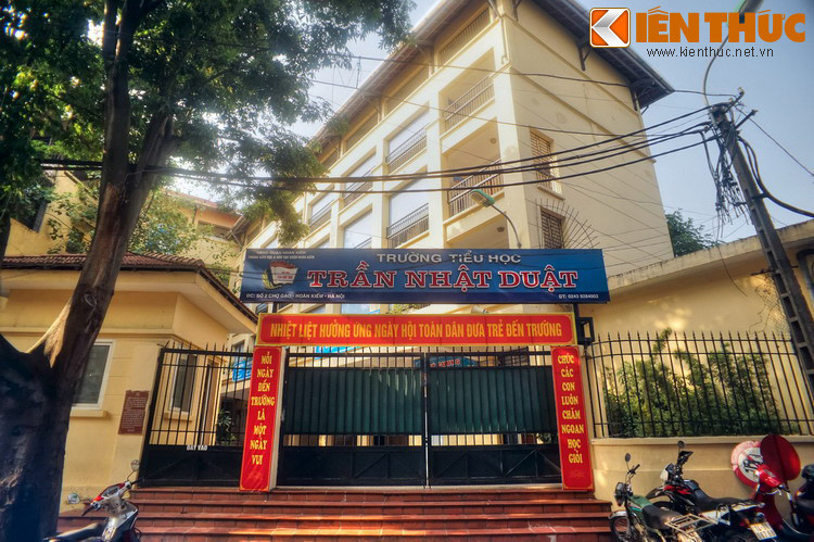 Ở đầu nhánh trên của phố Chợ Gạo có Trường tiểu học Trần Nhật Duật, xưa là Trường Ke (“Quai” tiếng Pháp nghĩa là “bờ sông”). Trong ngày toàn quốc kháng chiến, trường này đã diễn ra cuộc chiến đấu ác liệt giữa Việt Minh và Pháp và gần như sụp đổ hoàn toàn. Sau này trường được xây lại...