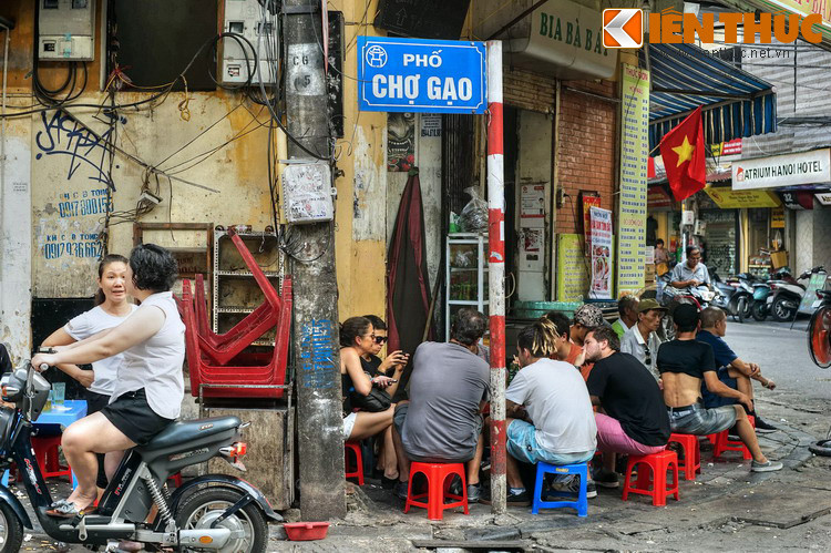 Đến đầu thế kỷ 20, một khu chợ chuyên doanh về gạo thóc được xây dựng, gọi là chợ Gạo, hai trục phố song song bên chợ cũng được gọi là phố Chợ Gạo, và đây là phố duy nhất trong phố cổ gồm hai trục song song như vậy.