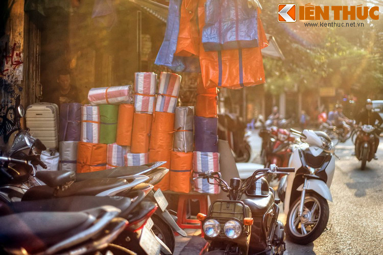 Một mặt hàng khác cũng hiện diện nhiều trên phố là các loại phông, bạt trùm.