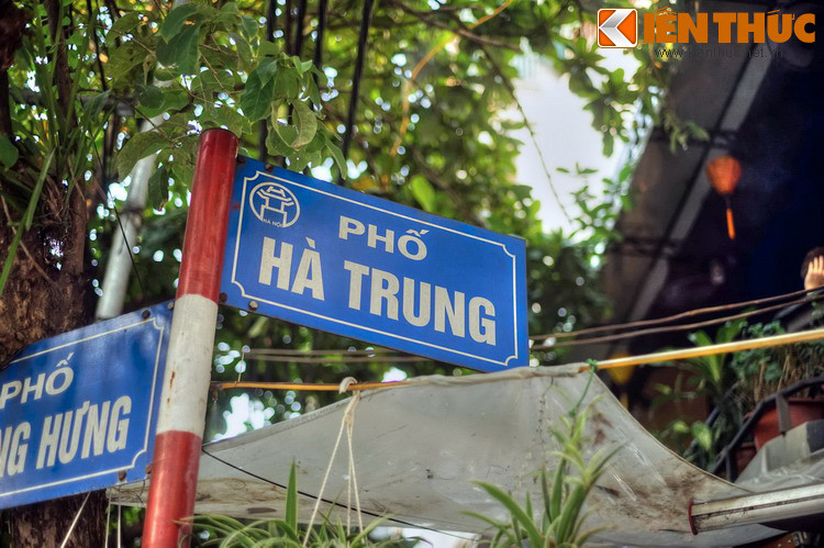 Ngày ấy thành Thăng Long đã đổi ra là tỉnh Hà Nội cho nên trạm này có tên là trạm Hà Trung, ghép từ các chữ “Hà” của tỉnh Hà Nội với chữ “Trung” của thôn Yên Trung Hạ.