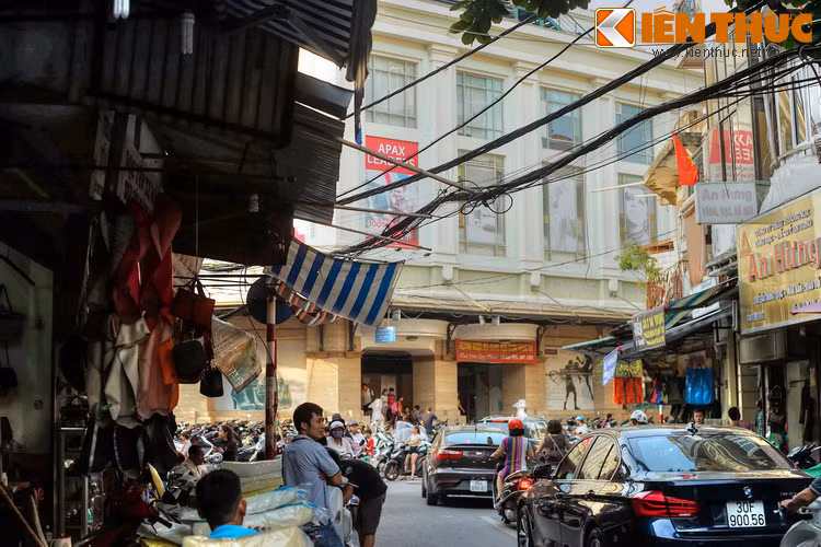 Sau khi chiếm Hà Nội, người Pháp bỏ hệ thống trạm, mở các sở “dây thép” tức bưu điện thay thế, nên trạm Hà Trung không còn nữa, nhưng cái tên Hà Trung vẫn được lưu lại và gắn với con ngõ dẫn đến trạm xưa, tức phố Hà Trung ngày nay.