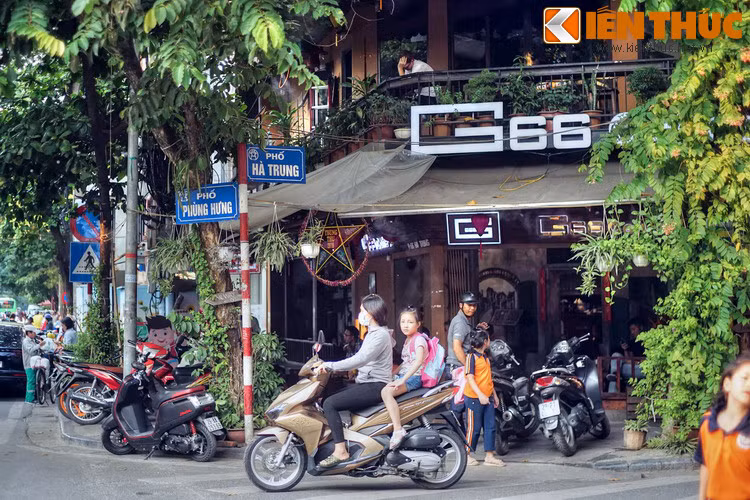 Tên phố Hà Trung có một nguồn gốc lịch sử khá thú vị. Theo đó, từ năm 1832 nhà Nguyễn có đặt một nhà trạm ở khu vực này để chuyển công văn giấy tờ của triều đình. Lúc đó có lệ rằng tên các trạm được đặt bằng cách lấy chữ đầu của tên tỉnh ghép với một chữ tên thôn.