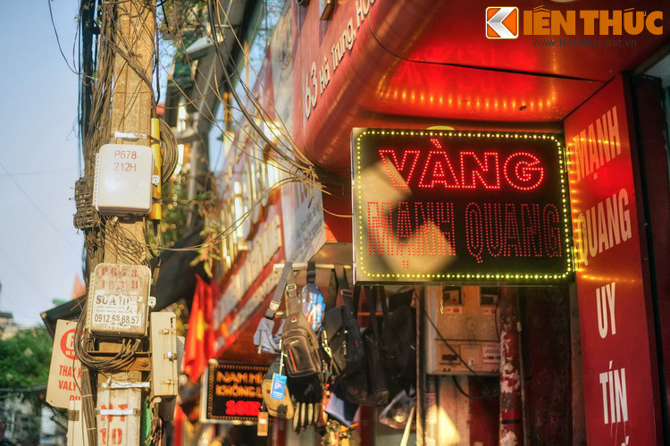 Do vậy, phố này con mang biệt danh là “phố ngoại hối”, “phố ngoại tệ” của Hà Nội.