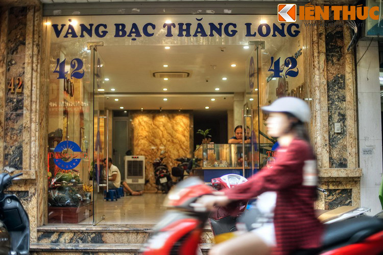 Từ khoảng cuối thập niên 1990 trở lại đây, phố Hà Trung còn được biết đến với sự xuất hiện của nhiều cửa hàng bán vàng bạc đá quý kèm dịch vụ đổi tiền, chuyển tiền.