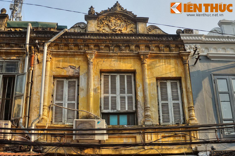 Nhiều ngôi nhà có kiến trúc cổ còn được giữ gìn khá tốt trên phố Hà Trung.