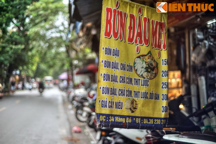 Với những người mê ẩm thực, phố Hàng Bồ còn là một địa điểm lý thú để khám phá các món ăn đường phố hấp dẫn ở khu phố cổ Hà Nội.