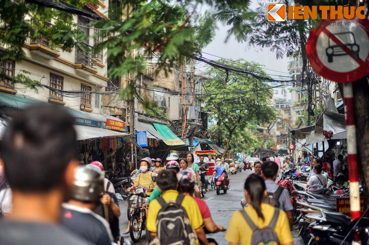 Còn đoạn đầu phố, chỗ tiếp giáp phố Hàng Đào, Hàng Ngang thời xưa có tên là phố Hàng Dép. Ở đây tập trung các cửa hàng bán guốc dép đủ loại.