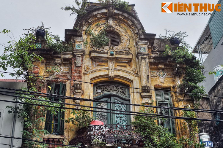 Một vài tòa nhà vẫn giữ được nét kiến trúc phương Tây cổ điển thịnh hành ở phố cổ Hà Nội đầu thế kỷ 20.