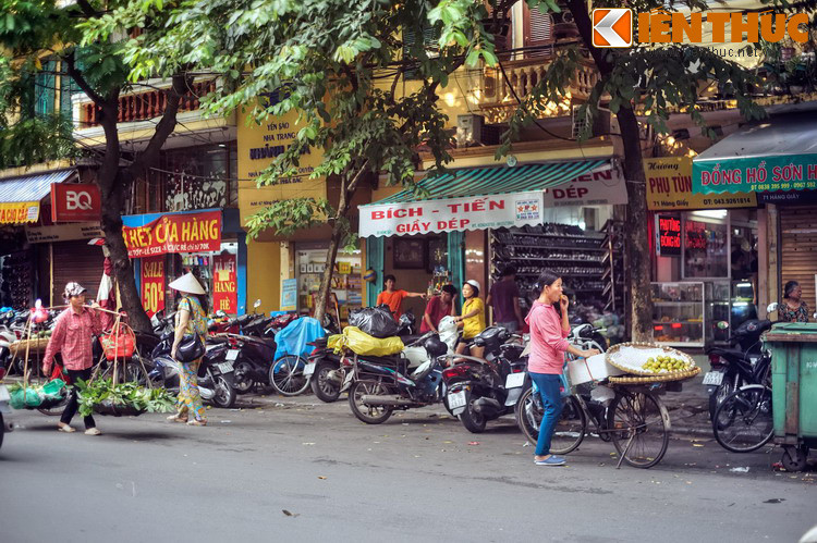 Đầu thời Pháp thuộc, phố Hàng Giấy còn được biết đến như một "trung tâm giải trí" cho nam giới ở Hà Nội do ở phố này xuất hiện nhiều nhà hát ả đào, gọi là cô đầu Hàng Giấy. Về sau xóm ả đào lùi ra ngoại ô, về Khâm Thiên, Bạch Mai, ấp Thái Hà…