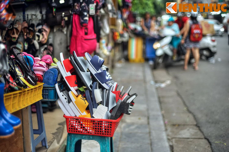 Mặt hàng giấy truyền thống đã biến mất từ lâu, hàng hóa xuất hiện nhiều nhất trên phố bây giờ các loại giày dép, ngoài ra còn có các cửa hàng đồng hồ, điện thoại, đồ thời trang...