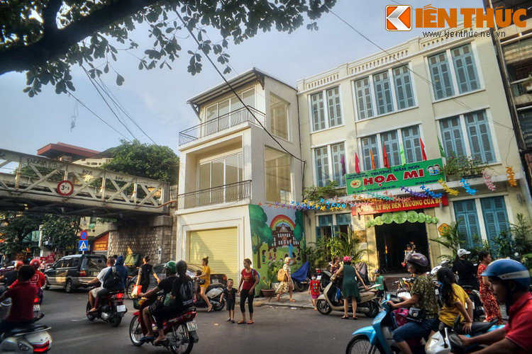 Trong những ngày đầu của cuộc Toàn quốc kháng chiến mùa đông 1946, phố Hàng Giấy là một tuyến lửa anh hùng. Khi đó quân ta đóng ở khách sạn Hoa Nam (nay là trường mẫu giáo Tuổi Thơ) gây thiệt hại nặng nề cho các đoàn tàu địch chạy qua cạnh đó.