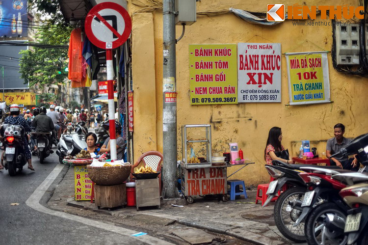 Trên bản đồ ẩm thực phố cổ, phố Hàng Giấy là một "địa chỉ đỏ" với rất nhiều hàng quán vỉa hè bán những món ăn đặc trưng Hà Nội, xuất hiện diện từ đầu đến cuối phố...